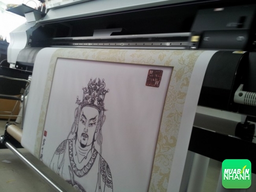 Thực hiện in ấn tranh thờ vải silk trực tiếp bằng máy in phun hiện đại, cho độ phun màu mịn, mềm mại